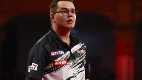 Gian van Veen troeft Luke Littler af in Tsjechië, veegt de vloer aan met Gerwyn Price, maar verliest van Josh Rock