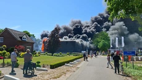 Brand bij woonwinkel in Horst, A73 in beide richtingen afgesloten