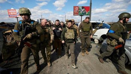 Guerra ucraina, motociclette e cavalli. L'esercito russo torna al passato per eludere i droni ucraini