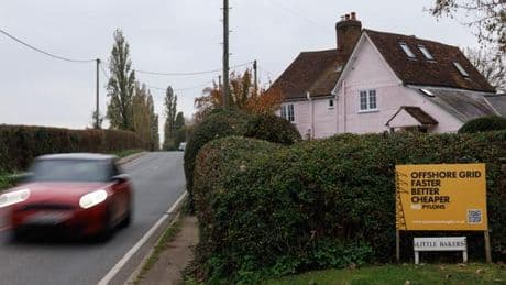 En Angleterre, dans le comté de Lincolnshire, l’installation de pylônes électrise les campagnes