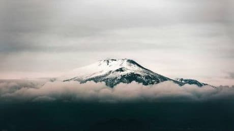 Etna, crolla parte del cratere: nube eruttiva alta chilometri