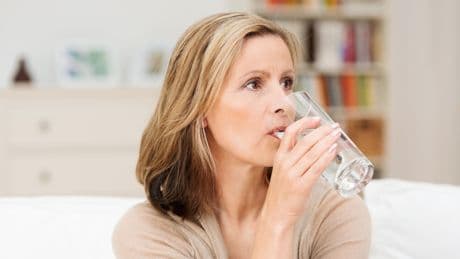 Boire de l'eau a-t-il un effet anti-âge ?