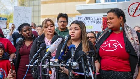 Aux États-Unis, les migrants au cœur d'un bras de fer entre Donald Trump et le pouvoir judiciaire