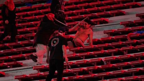Fußballfans drehen durch – Über 200 Verletzte nach Massenschlägerei im Stadion