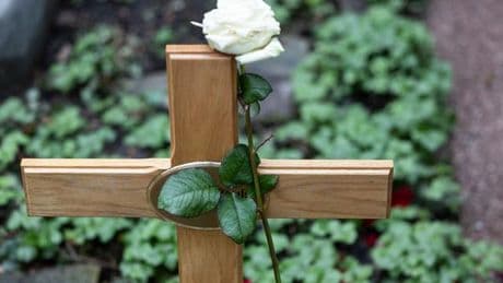 Betrüger nützen Trauer aus: Gefahr für Hinterbliebene: Kriminelle zielen auf Trauernde