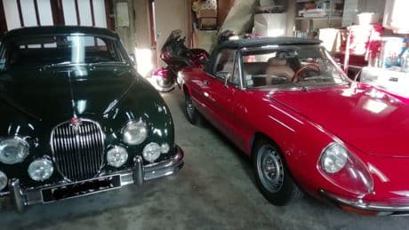 Il achète une Jaguar MK2 de 1962 à un particulier, et découvre des trous bouchés avec du carton dans le châssis