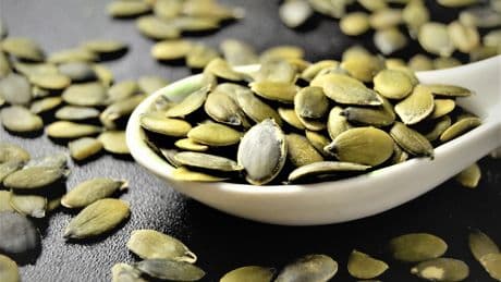 Eiweiß-Snack: Darum sollten Sie häufiger Kürbiskerne essen