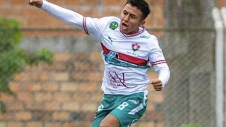 Muere un futbolista de 21 años a causa de un fuerte golpe en la cabeza tras chocar contra el portero en pleno partido