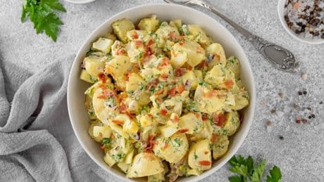 Este es el truco de las abuelas para hacer la mejor ensalada de patatas