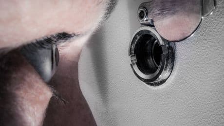 Verdeckter Türspion: Die Ursache kann gefährlich sein