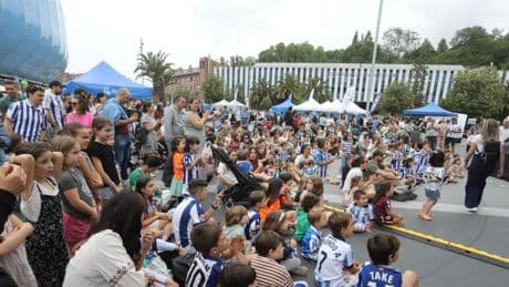 Los aficionados de la Real Sociedad disfrutan del día de la Fundación en Anoeta