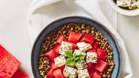 Ensalada de sandía con lentejas y tofu feta, una receta fácil y refrescante
