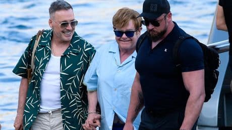 Elton John gut gelaunt in Frankreich - Sommerglück mit seinen größten Stützen im Leben