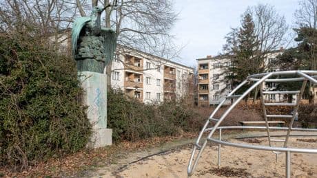 Streit um Denkmal Muß dieser Adler vom Spielplatz flattern?