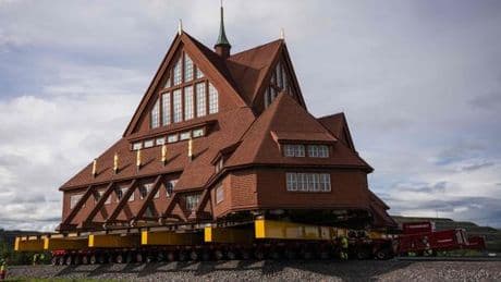 Suède : une église historique de 672 tonnes déménage sur des roulettes