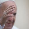 "Un signe d'humilité" : pourquoi le pape François, mort à l'âge de 88 ans, refusait qu'on embrasse sa bague