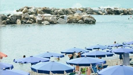 Da Santa Marinella ad Anzio, ecco le 7 località (insospettabili) con il mare inquinato sul litorale laziale. Goletta Verde: valori troppo alti di Escherichia Coli
