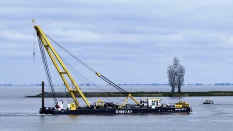 Bayesian, arrivata la chiatta da lavoro Hebo lift 2. Il 3 maggio iniziano le operazioni per il recupero