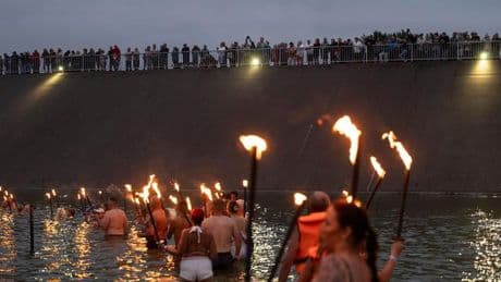 Positive Botschaft: Rekordversuch: Hunderte Schwimmer formen Friedenszeichen