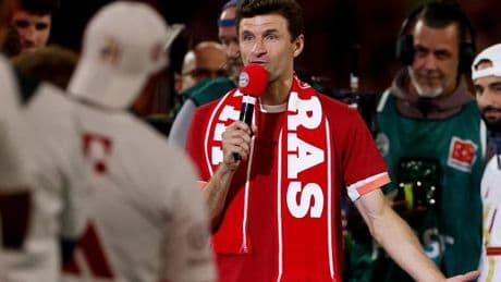 Ganz am Ende erzählt Thomas Müller dem Stadion einen Witz