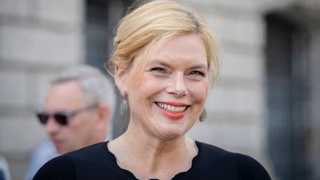 „Sehr hübsch“: Julia Klöckner begeistert mit ihrem Paris-Outfit