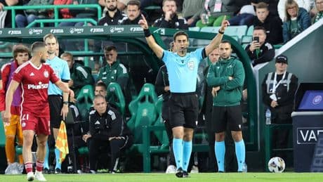 Al via fra arbitri che parlano e i soliti scherzi del pallone