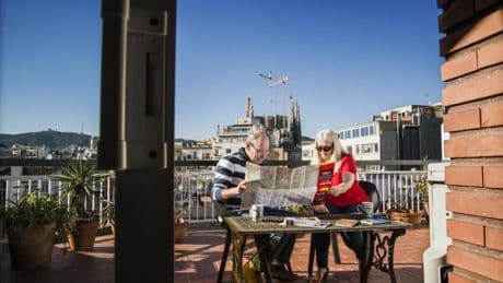 Barcelona intensifica la revisión del pago de impuestos de los pisos turísticos