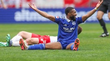 2. Fußball-Bundesliga: FC Schalke 04 unterliegt Jahn Regensburg, Fortuna Düsseldorf träumt vom Aufstieg
