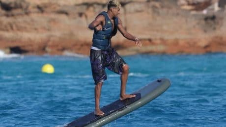 Lamine Yamal descansa surfeando durante sus vacaciones en Ibiza