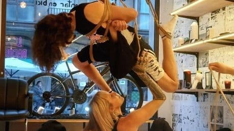 El placer de atar y ser atados: este 'sex shop' de Bilbao hace una exhibición en vivo del arte sexual del shibari