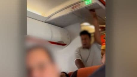 Todesangst im Billigflieger - Mann brüllt: „Ich habe eine Bombe“