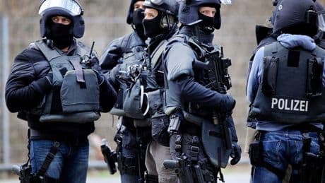 Kriminalität: Mann schießt aus Fenster - SEK stürmt die Wohnung