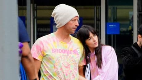 Dakota Johnson sorprende con un look transparente tras su separación de Chris Martin
