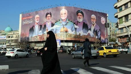 Iran, è caccia alla talpa: «Spie addestrate all'estero dal Mossad, usavano app di messaggi per informazioni a Israele». 700 arresti e 3 esecuzioni