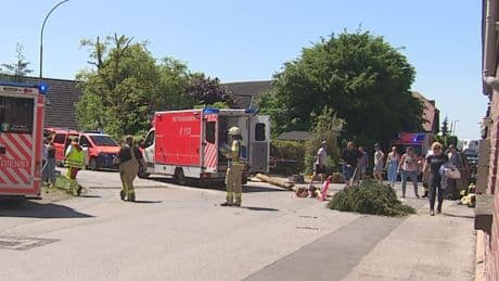 Mindestens fünf Verletzte - Maibaum stürzt in Menschenmenge