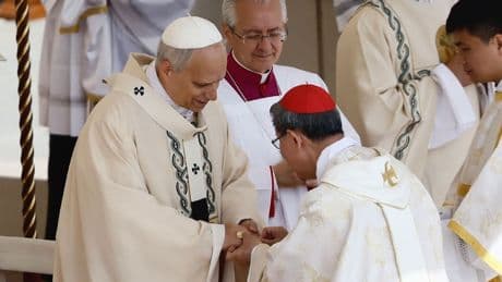 Fischerring steckt am Finger - Papst Leos Machtübernahme geglückt