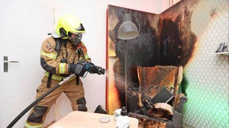 Brandweer opent met ’oefenhuis’ offensief tegen woningbranden: ’Ga niet slapen terwijl je apparaten oplaadt’