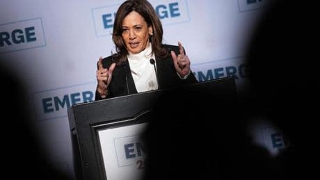 Kamala Harris reaparece y alerta de que EEUU está al borde de una "crisis constitucional"