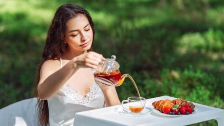 Soy nutricionista y esta es la infusión que debes tomar en las sobremesas de verano para aliviar las digestiones