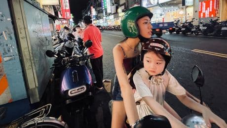 Notre critique de Left-Handed Girl : Sean Baker et Shih-Ching Tsou main dans la main