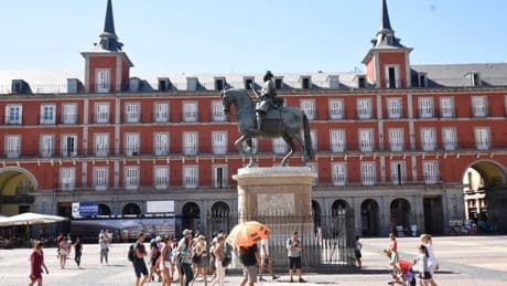 Limitar el tráfico, los &#039;free tours&#039; y los grandes eventos: las acciones que valora Madrid para proteger la Plaza Mayor de la saturación