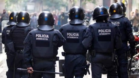 Va a denunciar la pérdida de su pasaporte y acaba arrestado por homicidio con orden internacional