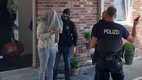 Razzia gegen Schleuser - Sie verlangten 230.000 Euro von Migranten