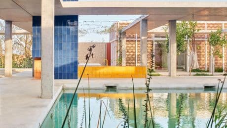 Cerámica, acero y tres patios: la casa del Empordà que podría estar Los Ángeles