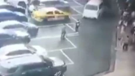 Filipinler'de havalimanında kaza:  Sürücü kalabalığa daldı