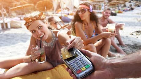 Nie wieder Abzocke im Urlaub - Diese 8 Kreditkarten sind komplett kostenlos