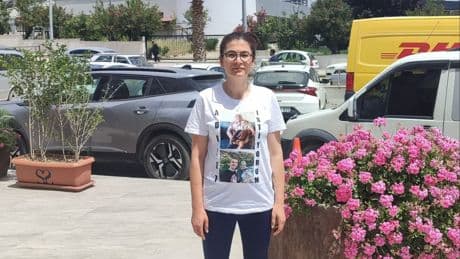 Depremde ailesini kaybeden Döne Kaya: Sanık muamelesi gördük, çevik kuvvet eşliğinde üstümüz arandı