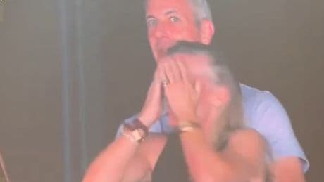 Kiss-Cam bringt CEO in Erklärungsnot – Video von Coldplay-Konzert geht viral
