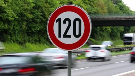 Neue Höchstgeschwindigkeit seit dem 1. Mai: Diese Tempolimits auf Autobahnen greifen