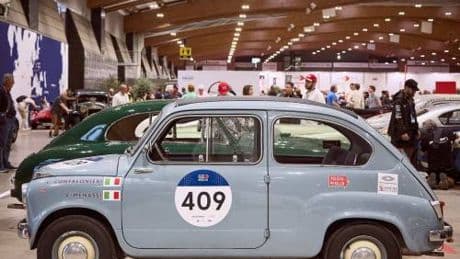 Dalla punzonatura all’arrivo a San Lazzaro: la Fiat 600 ’56 sfida il cronometro nella prima tappa della 1000 Miglia 2025
